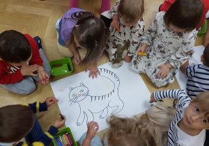 Dzieci kolorują obrazek kota